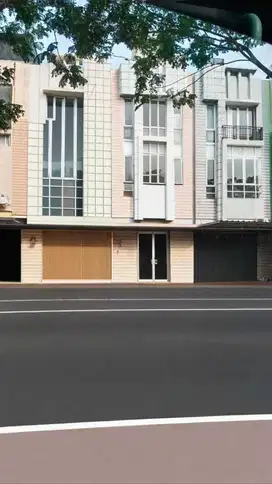 disewakan ruko 3 lantai  siap pakai di city resort depan jalan besar