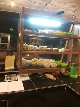 Dibutuhkan karyawan untuk kerja di  warung bakso