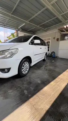 Innova V diesel AT 2013