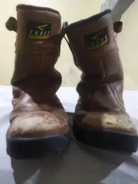 Sepatu sefety bekas