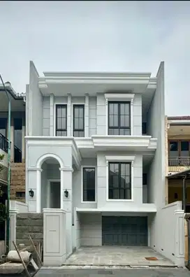 Rumah 3 Lantai di Graha Famili Surabaya Konsep American Style