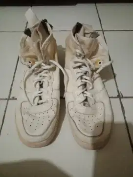 Sepatu boots putih