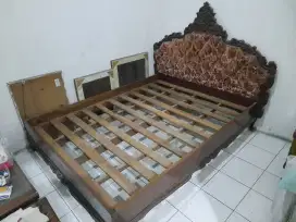 Tempat tidur kayu jati