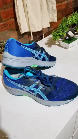 Sepatu asic ukuran 42 ( Baru )