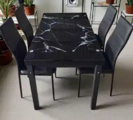 Meja makan 4 kursi