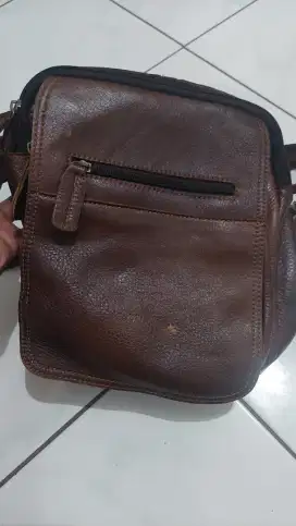 Tas selempang kulit