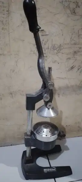Alat peras jeruk manual