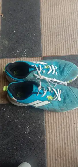 Sepatu futsal/running merk mills