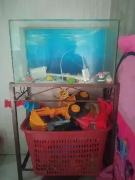 Aquarium kaca dan meja besinya