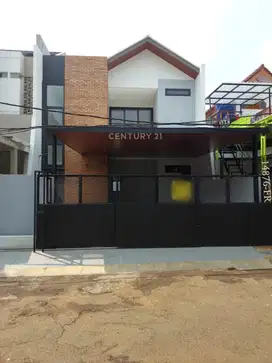 Dijual Rumah Brand New Dalam Cluster Depan Taman Di Graha Raya