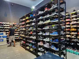 Lowongan Pekerjaan Pramuniaga Toko Sepatu