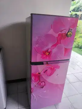 Dijual kulkas dua pintu sharp keadaan baik