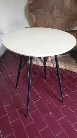 meja makan bulat