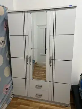 Lemari pakaian bekas