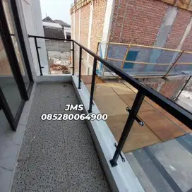 Reling tangga. Balkon kaca tempred