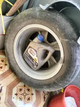Pelat mobil 1buah pelek rush ukuran R16 lengkap sama bannya menesnya