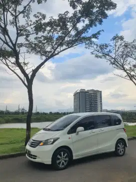 Honda Freed E PSD 2009 Putih Mulus