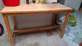 Meja kayu untuk jualan