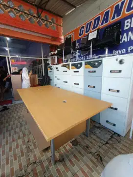 Meja Meeting Kaki Besi