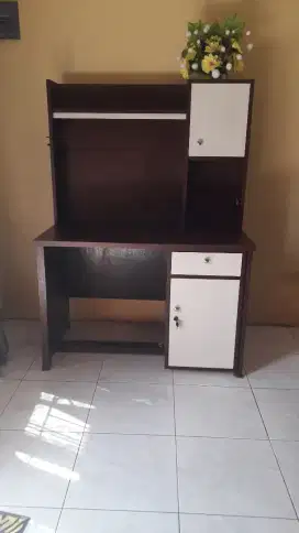 Meja belajar. Meja tulis.