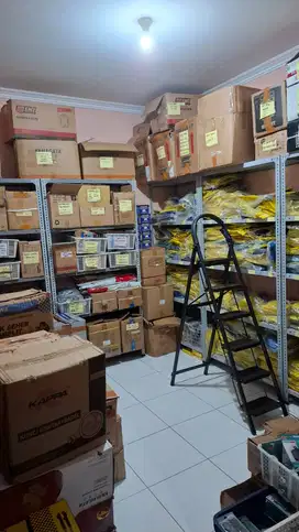 KARYAWAN PACKING ONLINE SHOP & FOTO PRODUK ONLINE SHOP