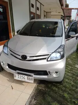 Jual mobil Toyota Avanza warna silver thn 2013, tipe E sudah upgrade G