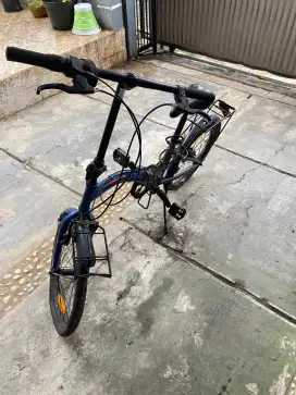 Sepeda lipat biru