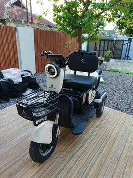 Sepeda Listrik AVIATOR AT 230 Electric E Bike Roda Tiga - White