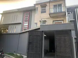 Rumah Disewa PIK 4br uk256m2, Bangunan kontraktor ,Furnished at Jakut