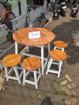 Meja makan kayu bundar dan 4 kursi