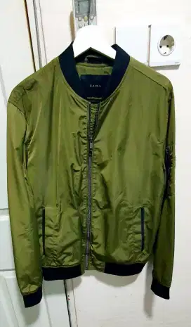 Jacket parasut warna hijau army merk Zara