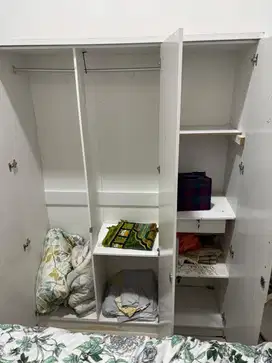 Lemari bagus putih
