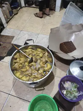 Karyawan ayam bakar buah batu/antapani