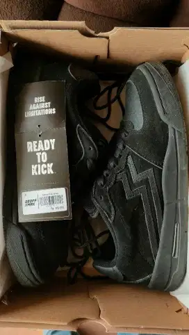 Sepatu masih baru size 42-43 all black