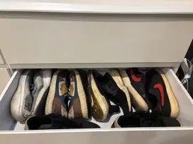 Lemari sepatu putih