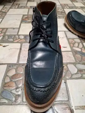Sepatu merk kickers