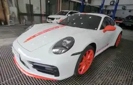 Porsche Carrera 911 992 CHILLI EDITION 2022 Putih rare item 1 of 9