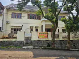 Rumah Hook Depan Taman di Komplek Eksklusif