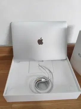 Macbook Air 2020 M1 13 Fullset second Garansi