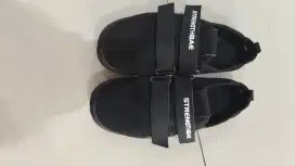 Si jual sepatu gym ya unisex bisa cowo dan cewe ukuran 39