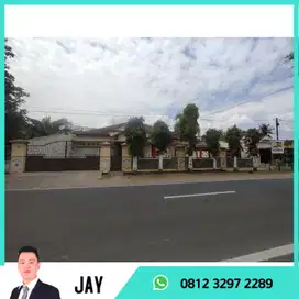 DIJUAL RUMAH LUAS PINGGIR JALAN SIAP HUNI DEKAT KOTA