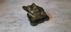 Patung ukir kodok dari batu hijau ( giok hijau ) estimasi.