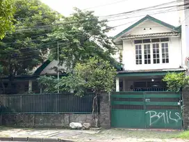 JUAL CEPAT RUMAH TUA LOKASI STRATEGIS 100 METER KE JALAN S PARMAN