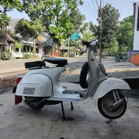 Vespa Super 74 Putih