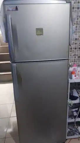 Kulkas 2 Pintu FUJITEC
