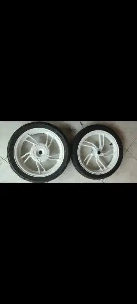 DIJUAL VELG+BAN VARIO 125/150 BAGUS,BAN BELAKANG BARU DEPAN TEBAL SIPP
