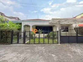 RUMAH STRATEGIS DI CATURTUNGGAL DEPOK SLEMAN, TANAH LUAS!