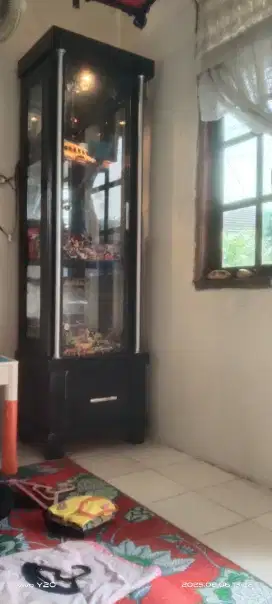 Lemari pajangan
