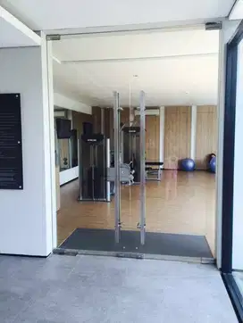Pintu Kaca Tempered 12 mm – Elegan, Kuat, dan Modern!