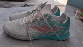 Sepatu futsal mills